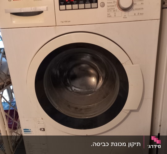 מכונת כביסה בוש עם לוח בקרה דיגיטלי